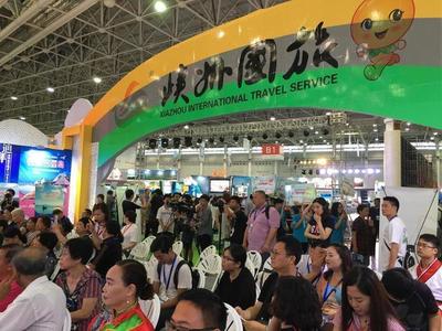 “峽州國旅”志愿者開展“學雷鋒、送清涼”愛心活動